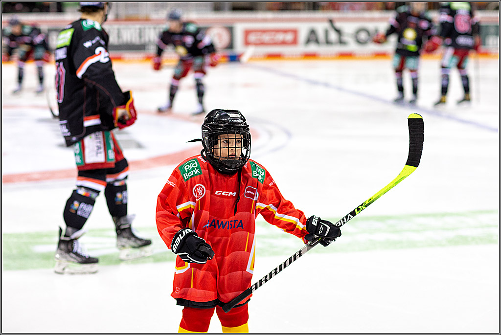 PENNY DEL Viertelfinale 4. Spiel; Duesseldorfer EG - Red Bull Muenchen; Duesseldorf, 16.04.2022
